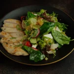 Salade Gourmande Équilibrée au Poulet Grillé Quinoa et Légumes Rôtis